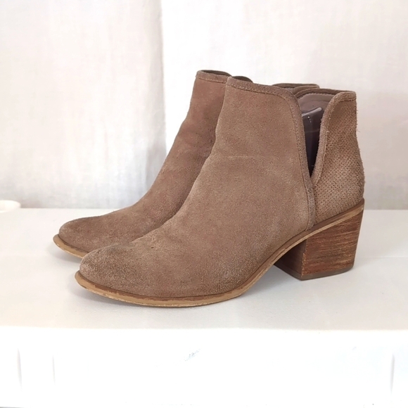 Hinge Tan Beige Suede Heeled Ankle Bootie Size 7.5 - Picture 1 of 6